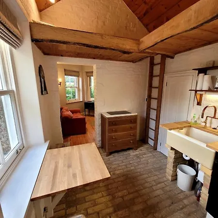 The Lookout: Cosy Compact Cottage Totland Buitenkant foto