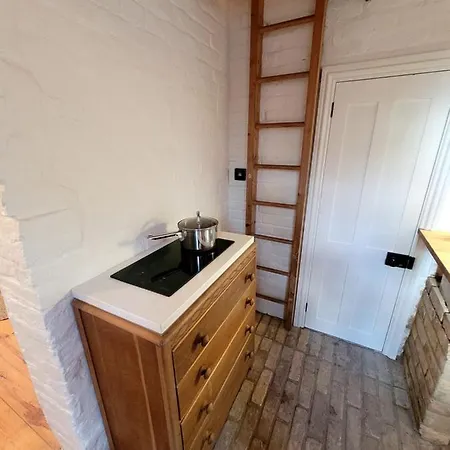 The Lookout: Cosy Compact Cottage Totland Buitenkant foto