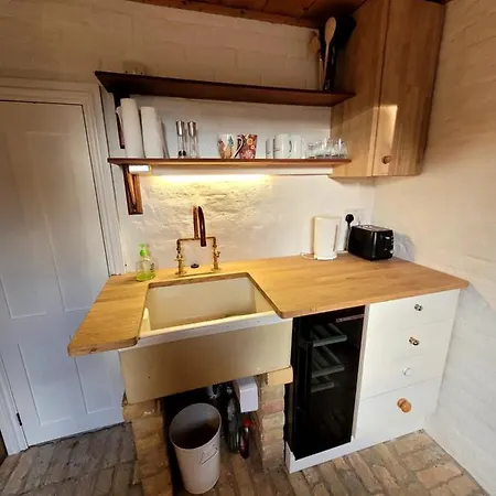 The Lookout: Cosy Compact Cottage Totland Buitenkant foto