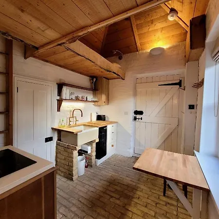 The Lookout: Cosy Compact Cottage Totland Buitenkant foto