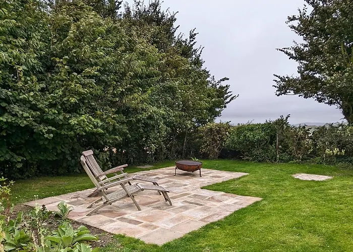 The Lookout: Cosy Compact Cottage